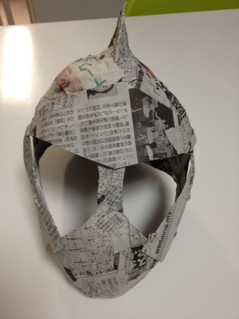 仮面ライダーバロンのマスク お面 の作り方no 2 顔のパーツを作る 手作りグッズで仮面ライダーガイムとバロンに変身しよう 作り方解説サイト